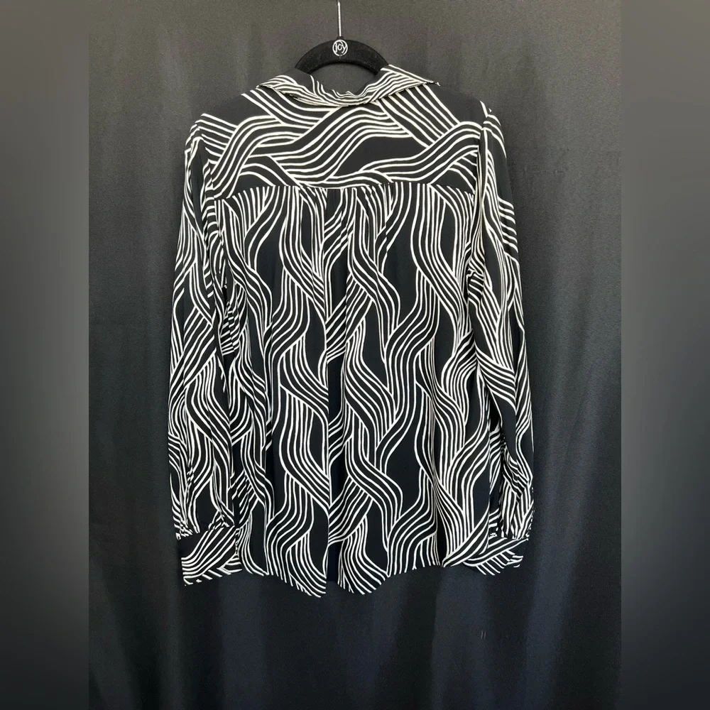 🖤 EUC ANN TAYLOR FACTORY Black & White Wavy Line V-Neck Blouse | Women’s Size XS - Picture 7 of 8